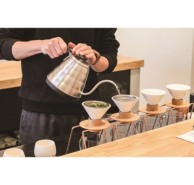 圖三 - 手沖咖啡方式沖茶-東京茶寮